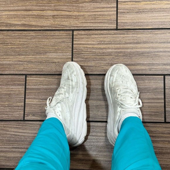Women’s 8.5 hoka clifton all white - Picture 3 of 4